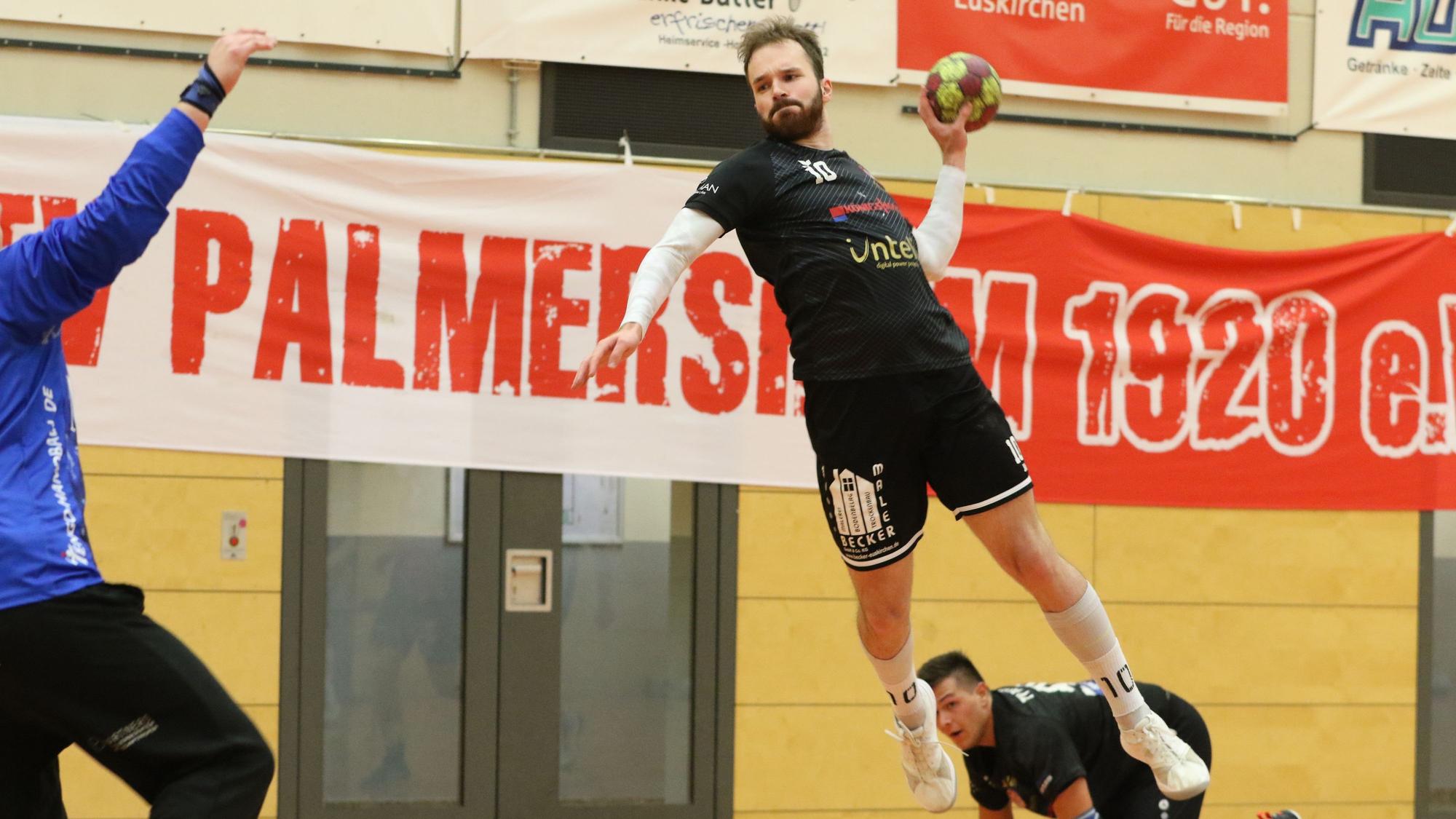 Das Foto zeigt Simon Schöller, der im Sprung zum Wurf ansetzt.