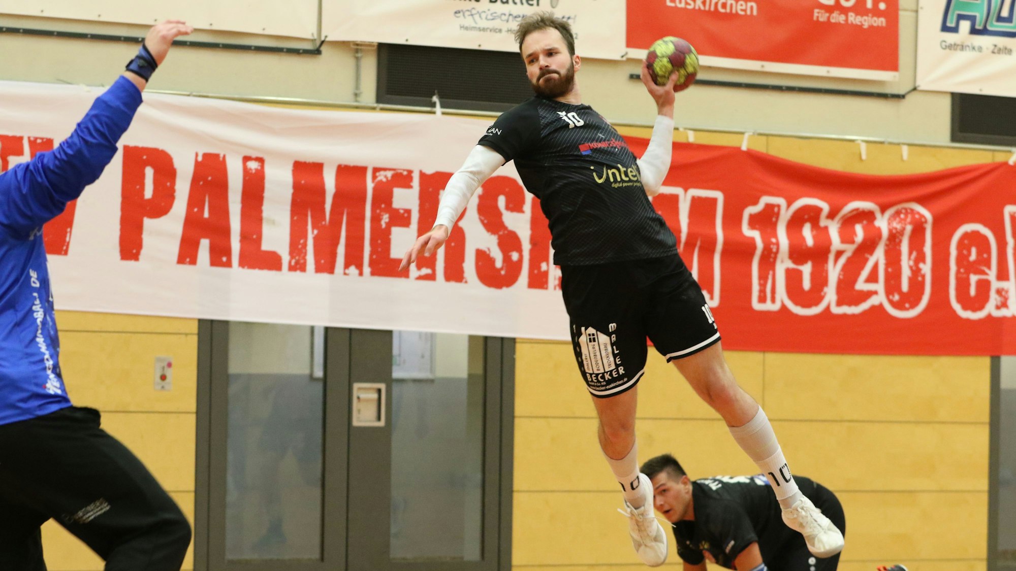 Das Foto zeigt Simon Schöller, der im Sprung zum Wurf ansetzt.