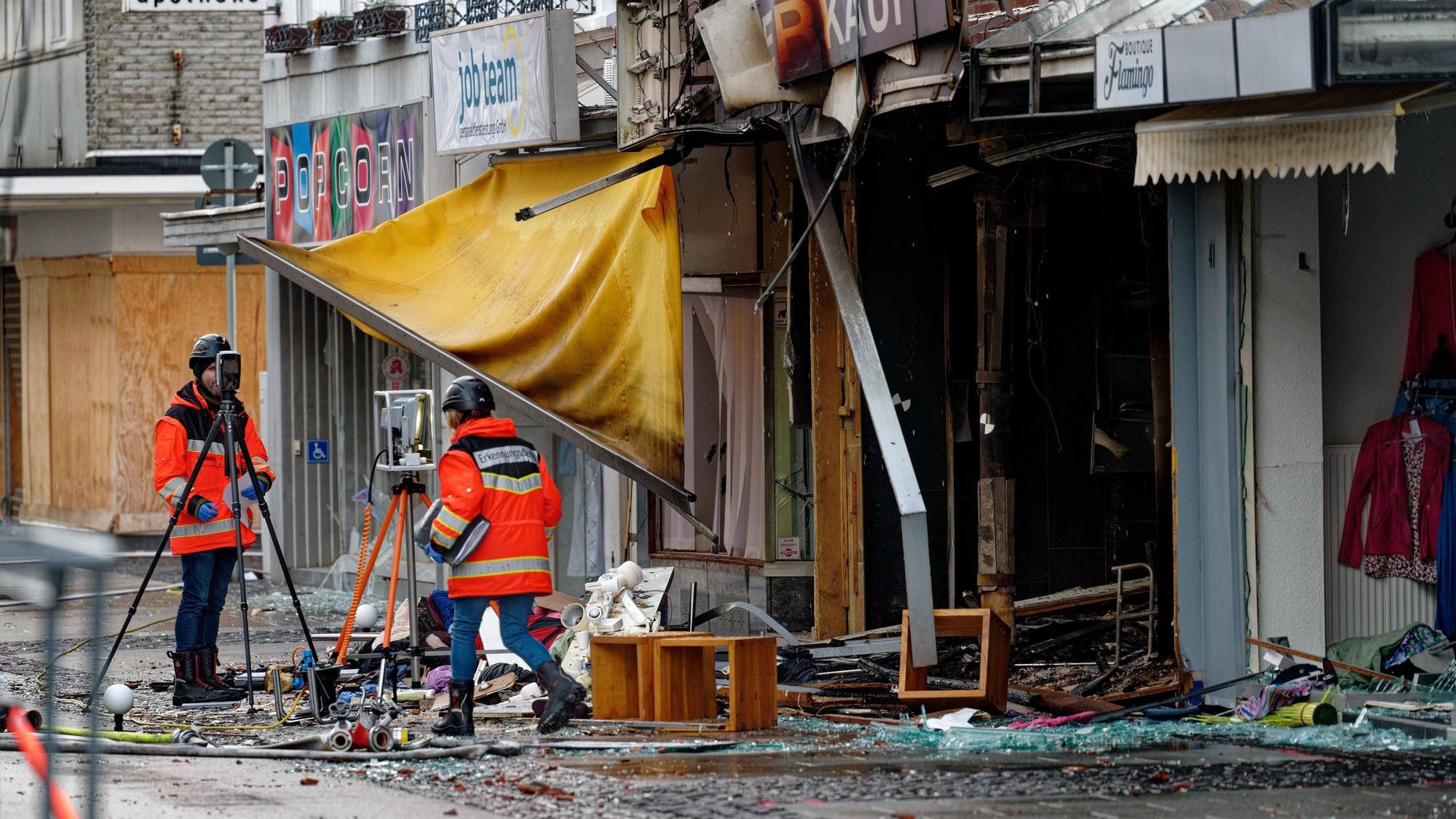 Explosion in Eschweiler: Schutt und zerstörte Gegenstende liegen nach der Detonation auf der Straße. Das Bild wurde am Freitag, 31. März, aufgenommen.