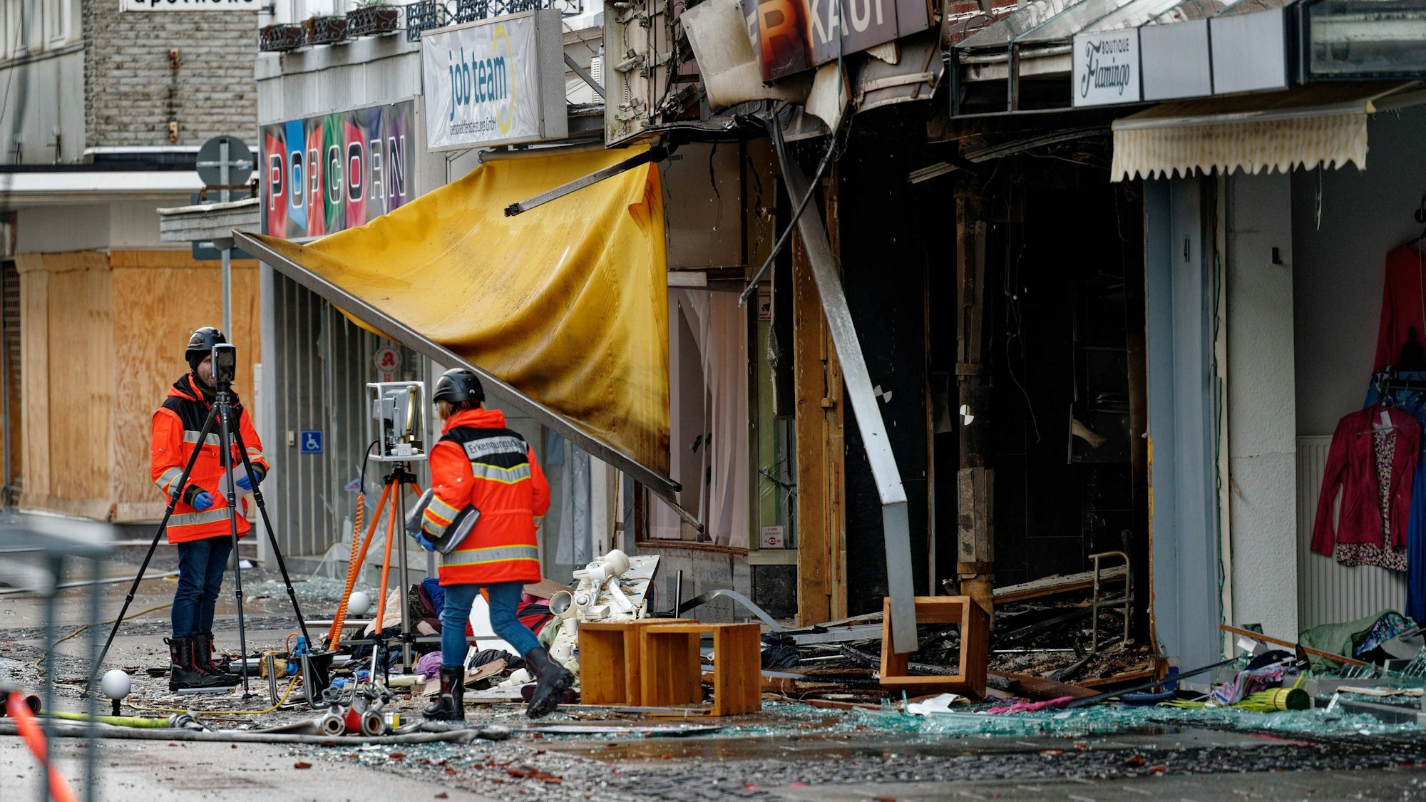 Explosion in Eschweiler: Schutt und zerstörte Gegenstende liegen nach der Detonation auf der Straße. Das Bild wurde am Freitag, 31. März, aufgenommen.
