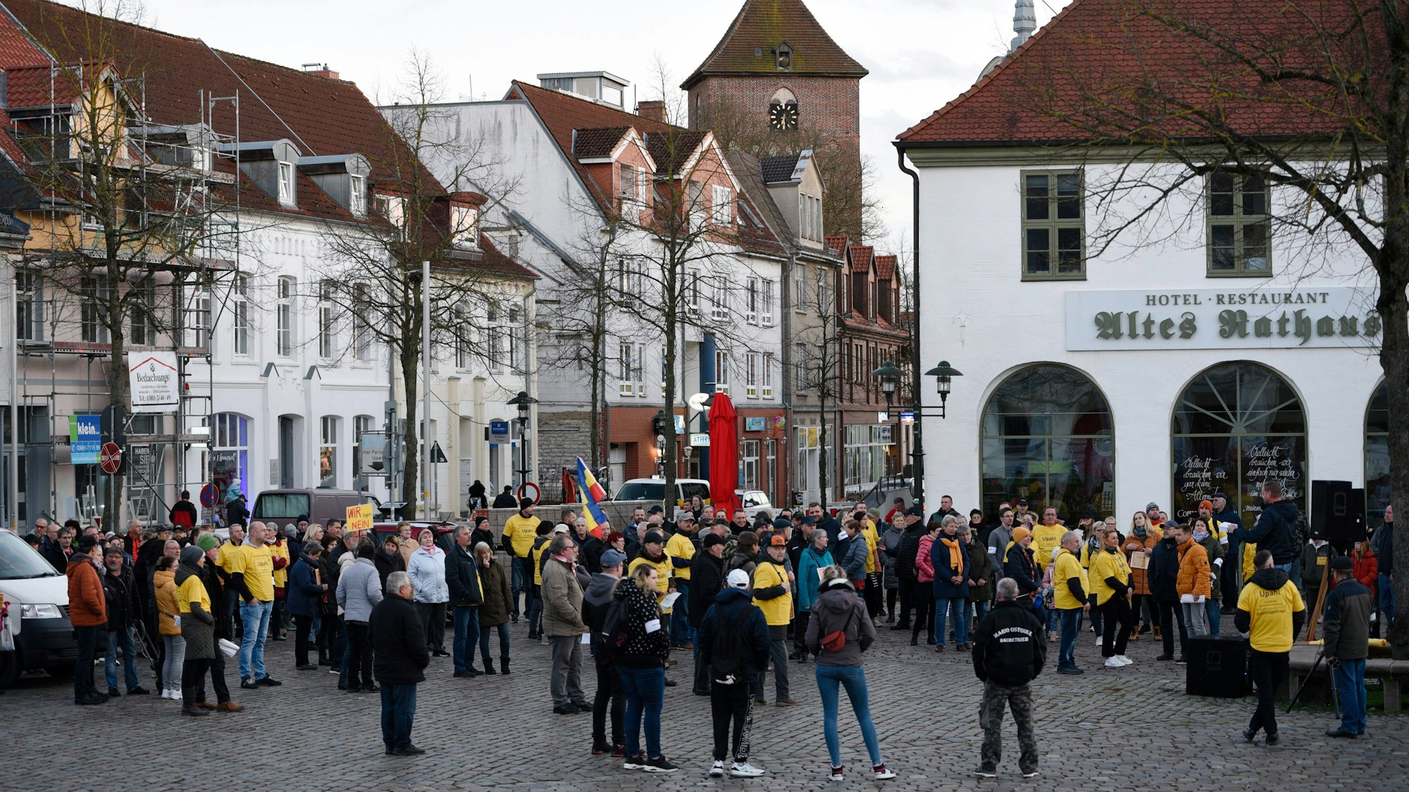 Menschen protestieren mit Schildern und Fahnen auf einer Demonstration gegen die Flüchtlingsunterkunft im Ort Upahl auf dem Marktplatz.