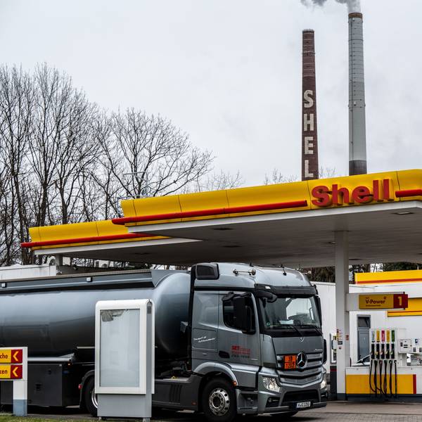 Das Bild zeigt eine Tankstelle