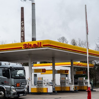 Das Bild zeigt eine Tankstelle