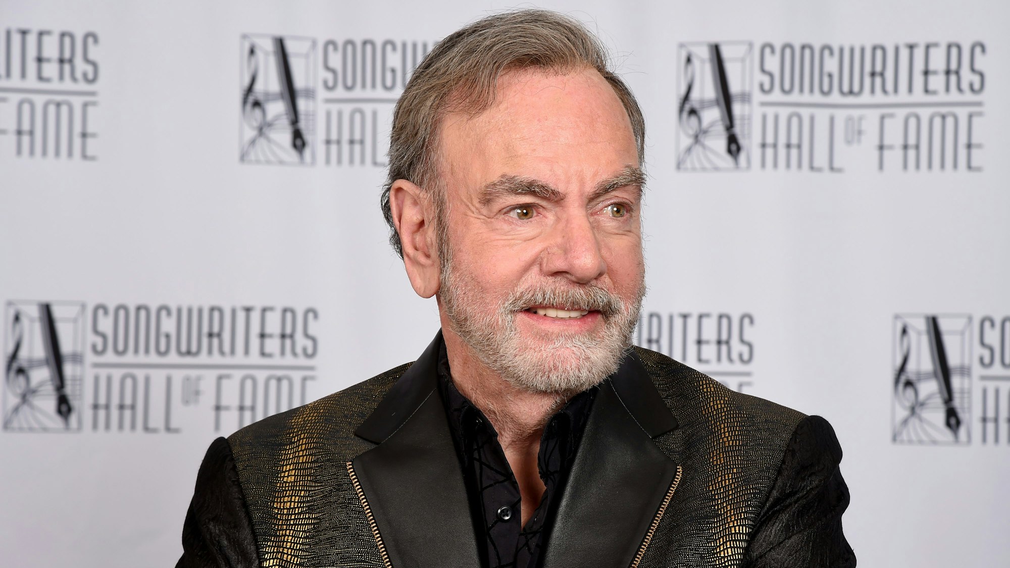 Neil Diamond vor einer Fotowand der „Songwriters Hall of Fame“.