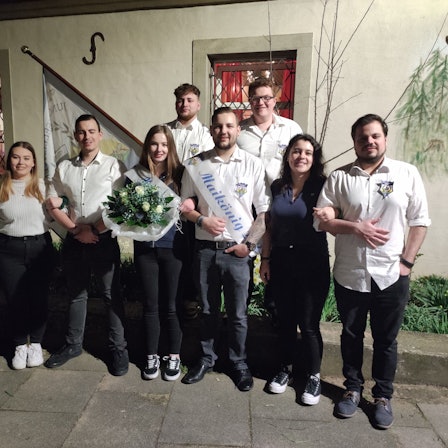 Sara Weber und Valentino Piscopo, im Bild mit Hofstaat, sind das neue Maikönigspaar in Fischenich.