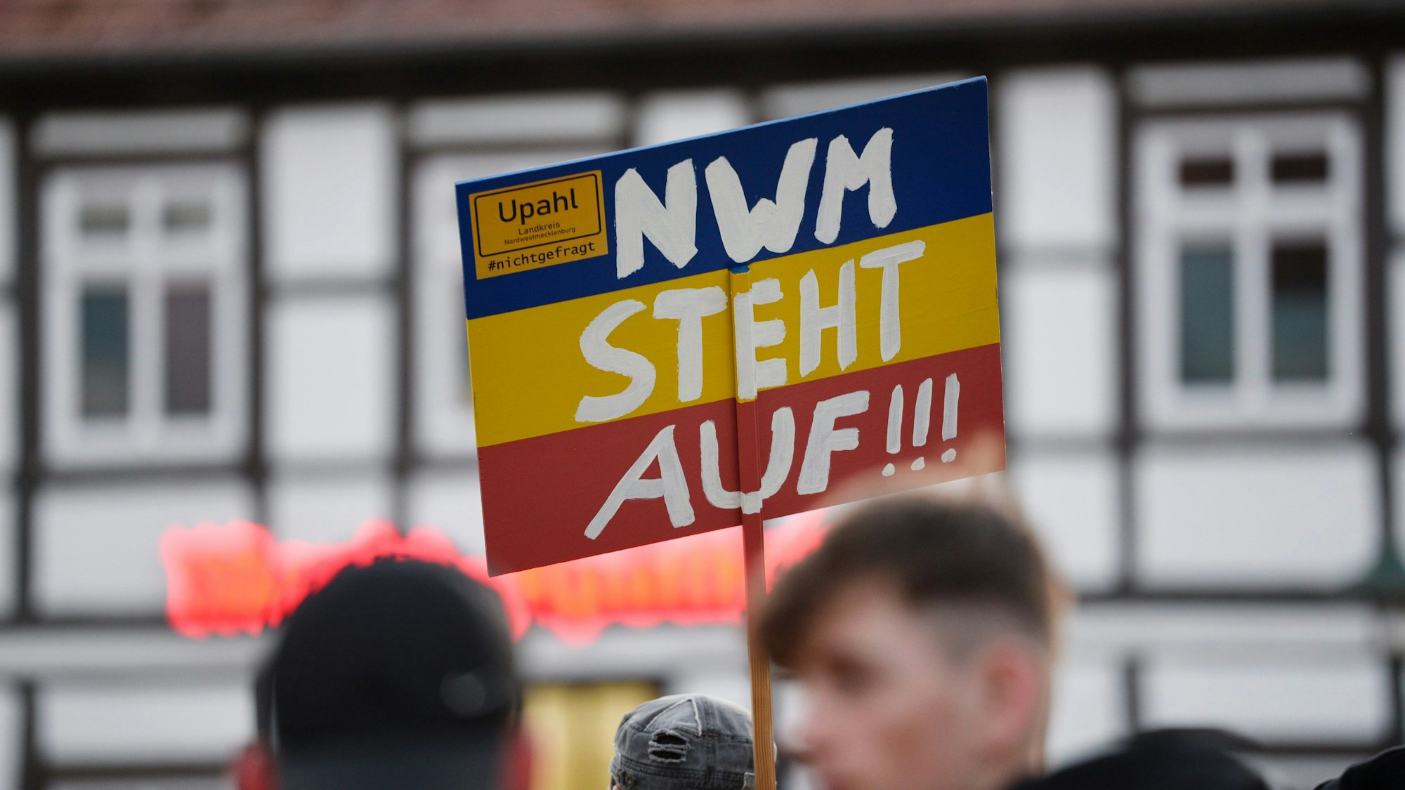 Menschen protestieren auf einer Demonstration gegen die Flüchtlingsunterkunft im Ort Upahl.