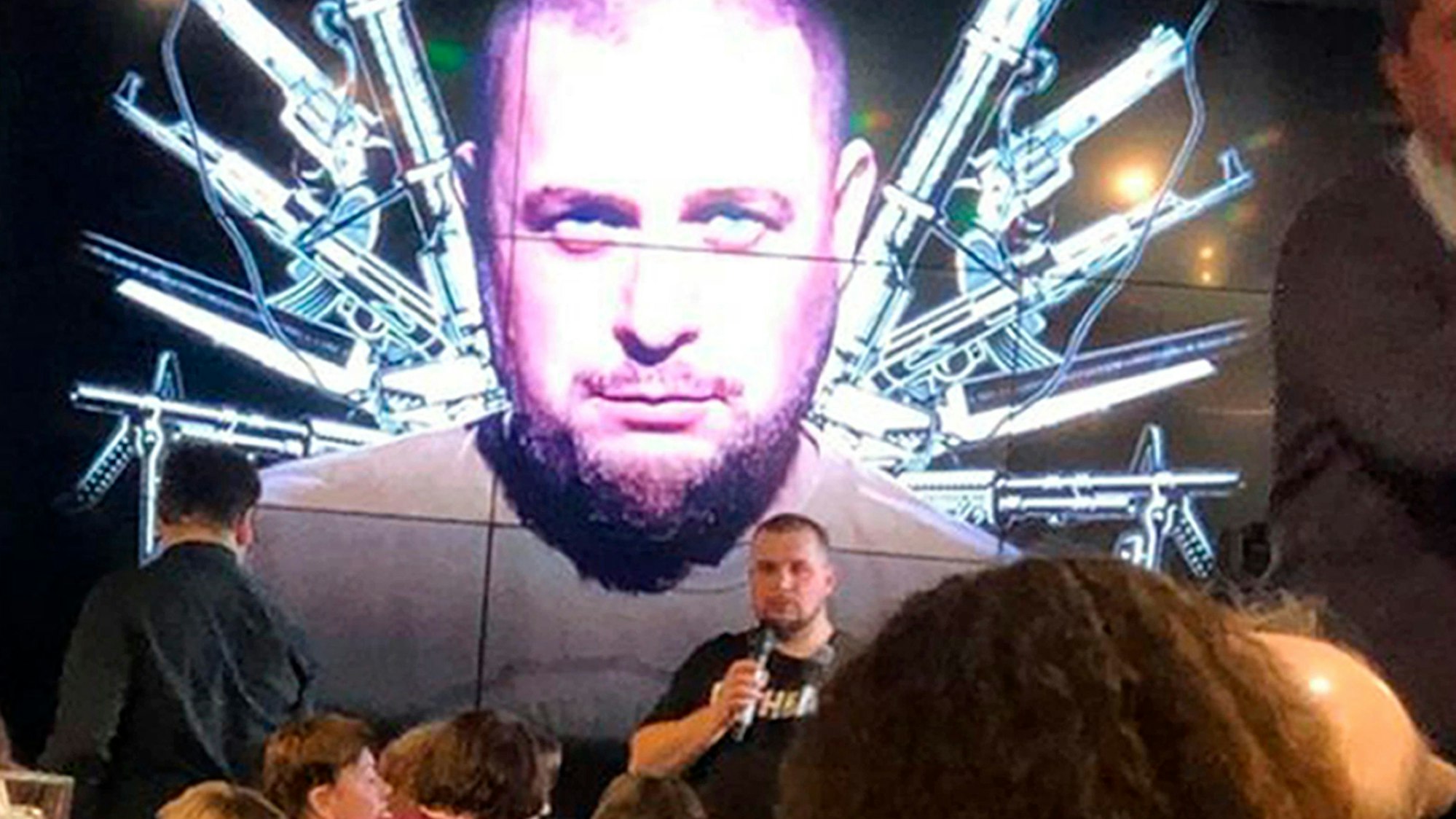 Der Putin-Unterstützer und Militärblogger Wladlen Tatarski bei einer Rede kurz bevor er bei einer Explosion in einem Lokal in St. Petersburg getötet wurde.