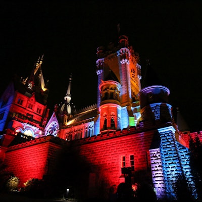 Schloss Drachenburg in bunten Farben illuminiert.