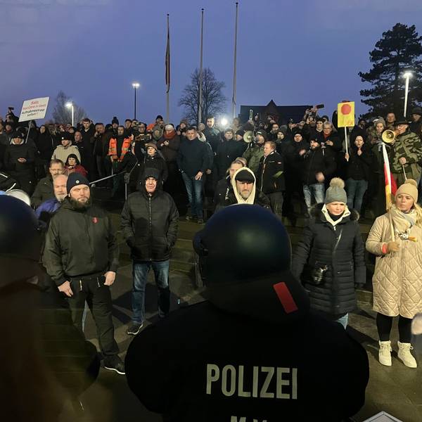 Bis zu 700 Menschen protestierten vor der Malzfabrik in Grevesmühlen gegen die Errichtung einer Gemeinschaftsunterkunft für Asylbewerber in Upahl.