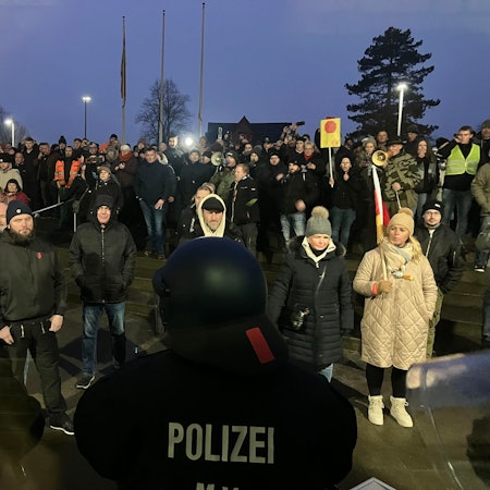 Bis zu 700 Menschen protestierten vor der Malzfabrik in Grevesmühlen gegen die Errichtung einer Gemeinschaftsunterkunft für Asylbewerber in Upahl.