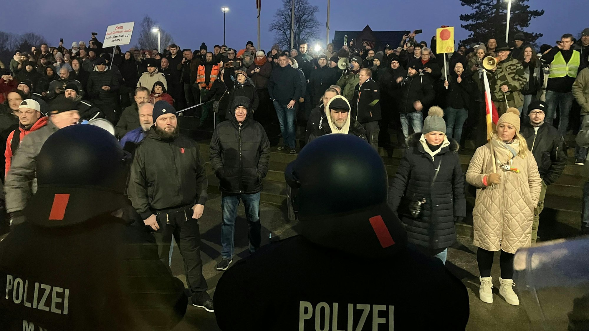 Bis zu 700 Menschen protestierten vor der Malzfabrik in Grevesmühlen gegen die Errichtung einer Gemeinschaftsunterkunft für Asylbewerber in Upahl.