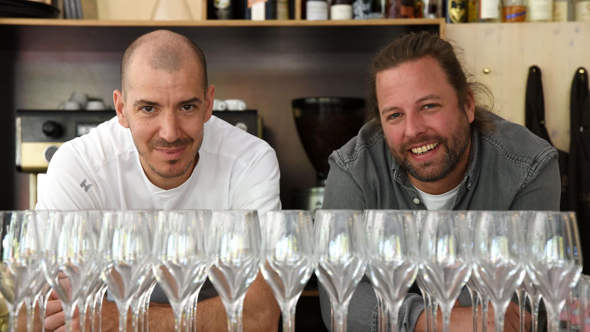 Jan Maier (l.) und Tobias Becker in ihrem Restaurant „Maibeck“, vor ihnen stehen zahlreiche Weingläser