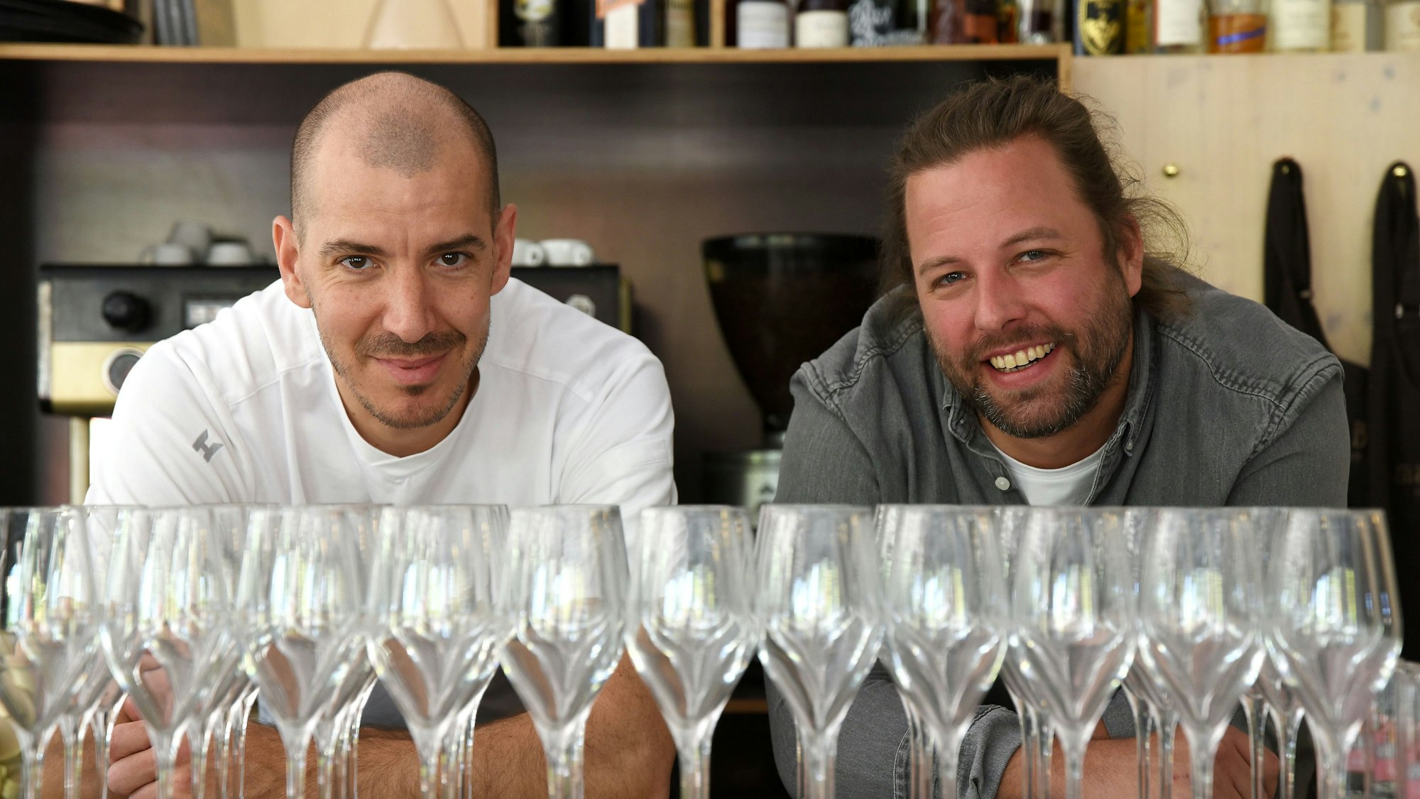 Jan Maier (l.) und Tobias Becker in ihrem Restaurant „Maibeck“, vor ihnen stehen zahlreiche Weingläser