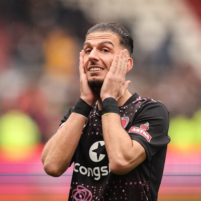 01.04.2023, Hamburg: Fußball: 2. Bundesliga, 26. Spieltag, FC St. Pauli - Jahn Regensburg im Millerntor-Stadion. Sankt Paulis Leart Paqarada steht nach dem Spiel auf dem Platz.