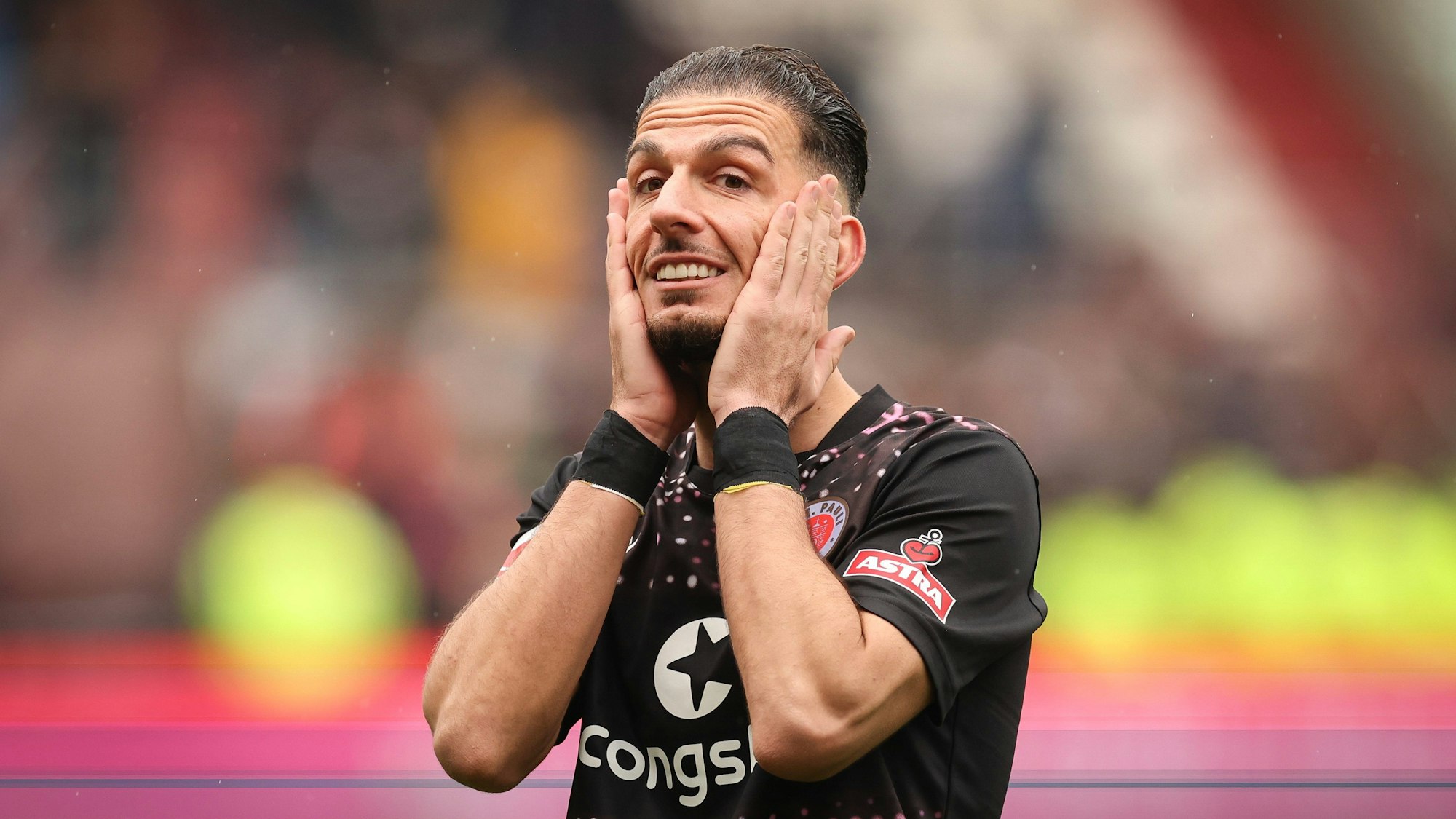 01.04.2023, Hamburg: Fußball: 2. Bundesliga, 26. Spieltag, FC St. Pauli - Jahn Regensburg im Millerntor-Stadion. Sankt Paulis Leart Paqarada steht nach dem Spiel auf dem Platz.