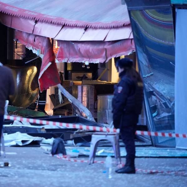 St. Petersburg: Russische Ermittler und Polizisten stehen am Tatort nach einer Explosion in einem Cafe. Ein russischer Militärblogger ist am Sonntag bei einer Explosion in einem Cafe im Zentrum der russischen Ostseemetropole Sankt Petersburg ums Leben gekommen.