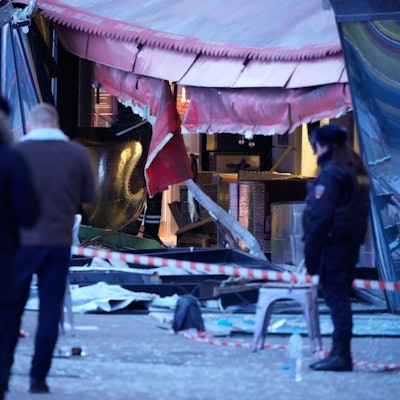 St. Petersburg: Russische Ermittler und Polizisten stehen am Tatort nach einer Explosion in einem Cafe. Ein russischer Militärblogger ist am Sonntag bei einer Explosion in einem Cafe im Zentrum der russischen Ostseemetropole Sankt Petersburg ums Leben gekommen.