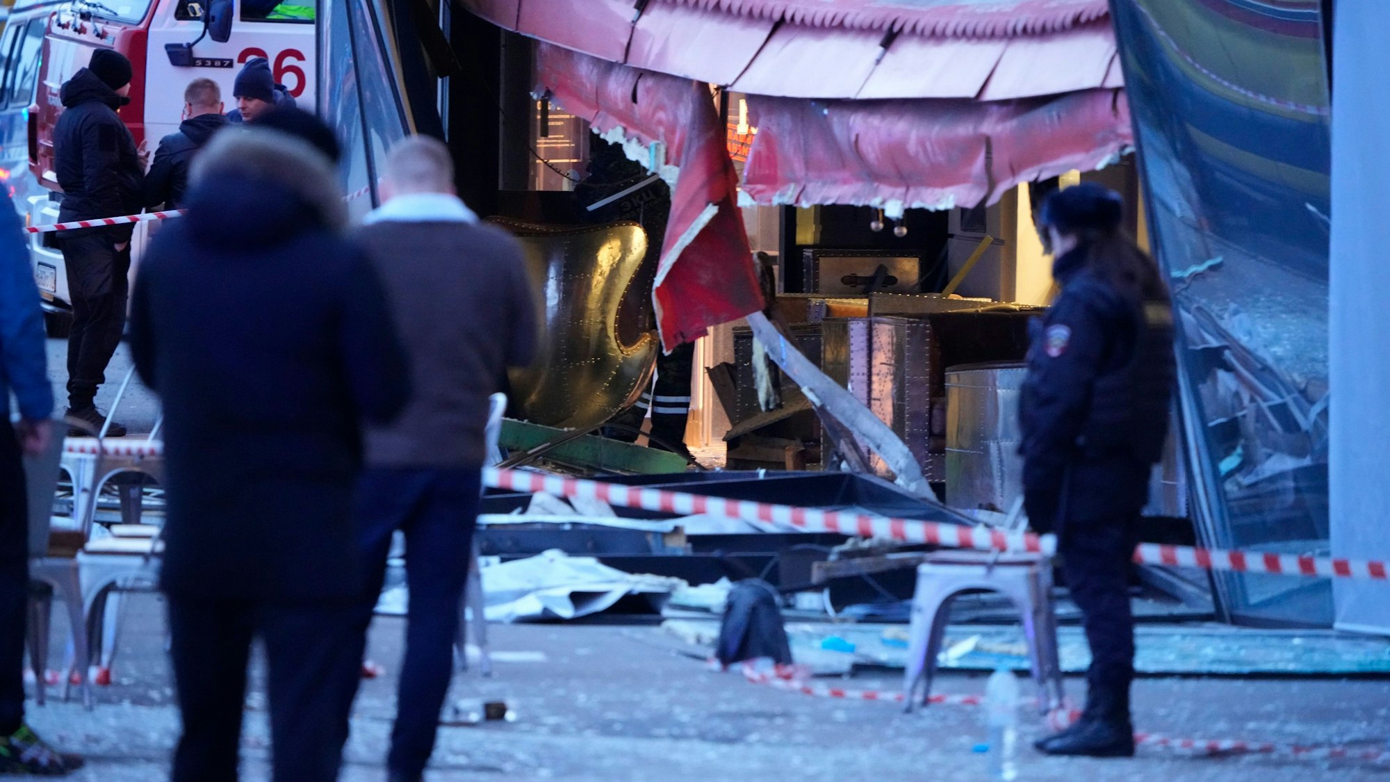 St. Petersburg: Russische Ermittler und Polizisten stehen am Tatort nach einer Explosion in einem Cafe. Ein russischer Militärblogger ist am Sonntag bei einer Explosion in einem Cafe im Zentrum der russischen Ostseemetropole Sankt Petersburg ums Leben gekommen.