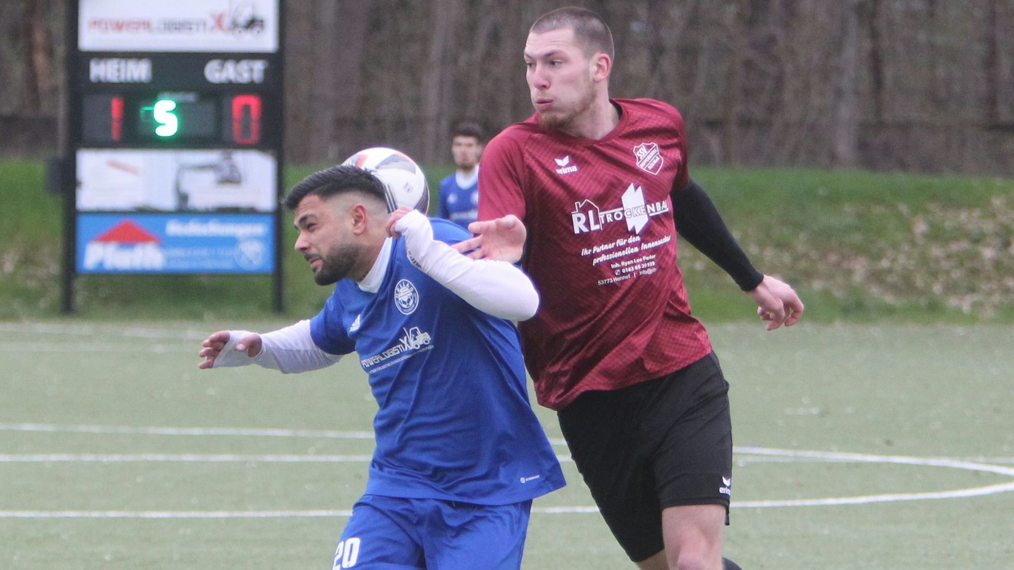 Hellas-Akteur Anastasios Tsopoulidis (links) und Florian Holschbach vom SSV Happerschoß