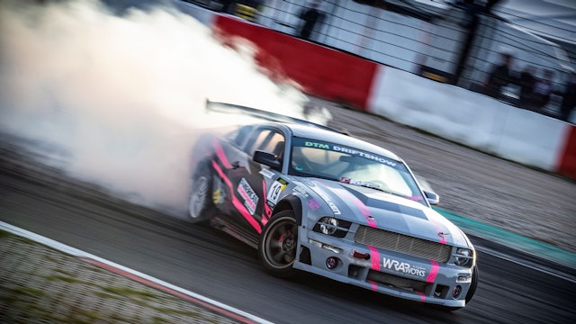 Romy Zavelberg in ihrem Ford Mustang.