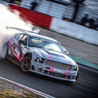 Romy Zavelberg in ihrem Ford Mustang.