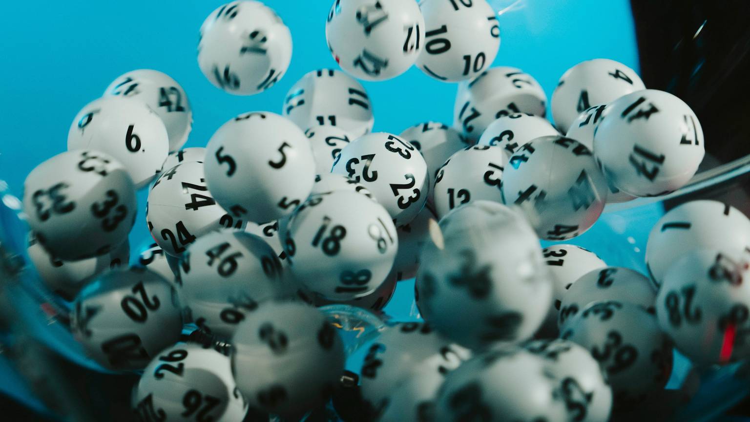 Lottokugeln werden in der Trommel für Lotto 6aus49 gemischt.