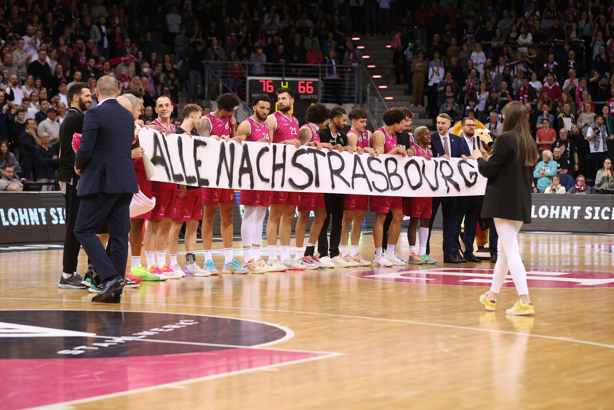 Spieler und Trainer forderten die Zuschauer auf, die Baskets zum Champions-League-Spiel nach Strasbourg zu begleiten.