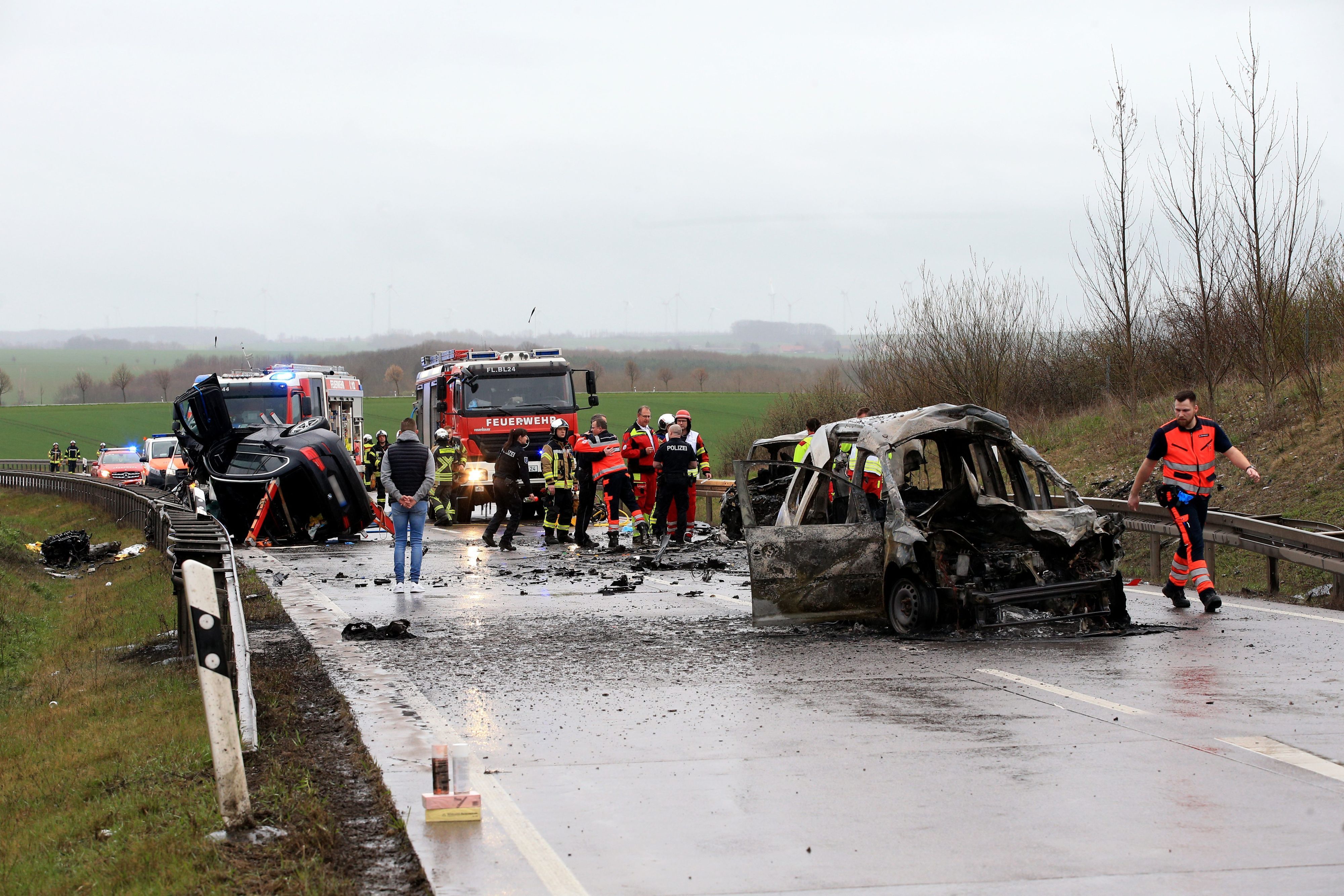 Thüringen, Bad Langensalza: Bei einem schweren Verkehrsunfall sind sieben Personen gestorben. Die Feuerwehr löschte zwei ausgebrannte Fahrzeuge.