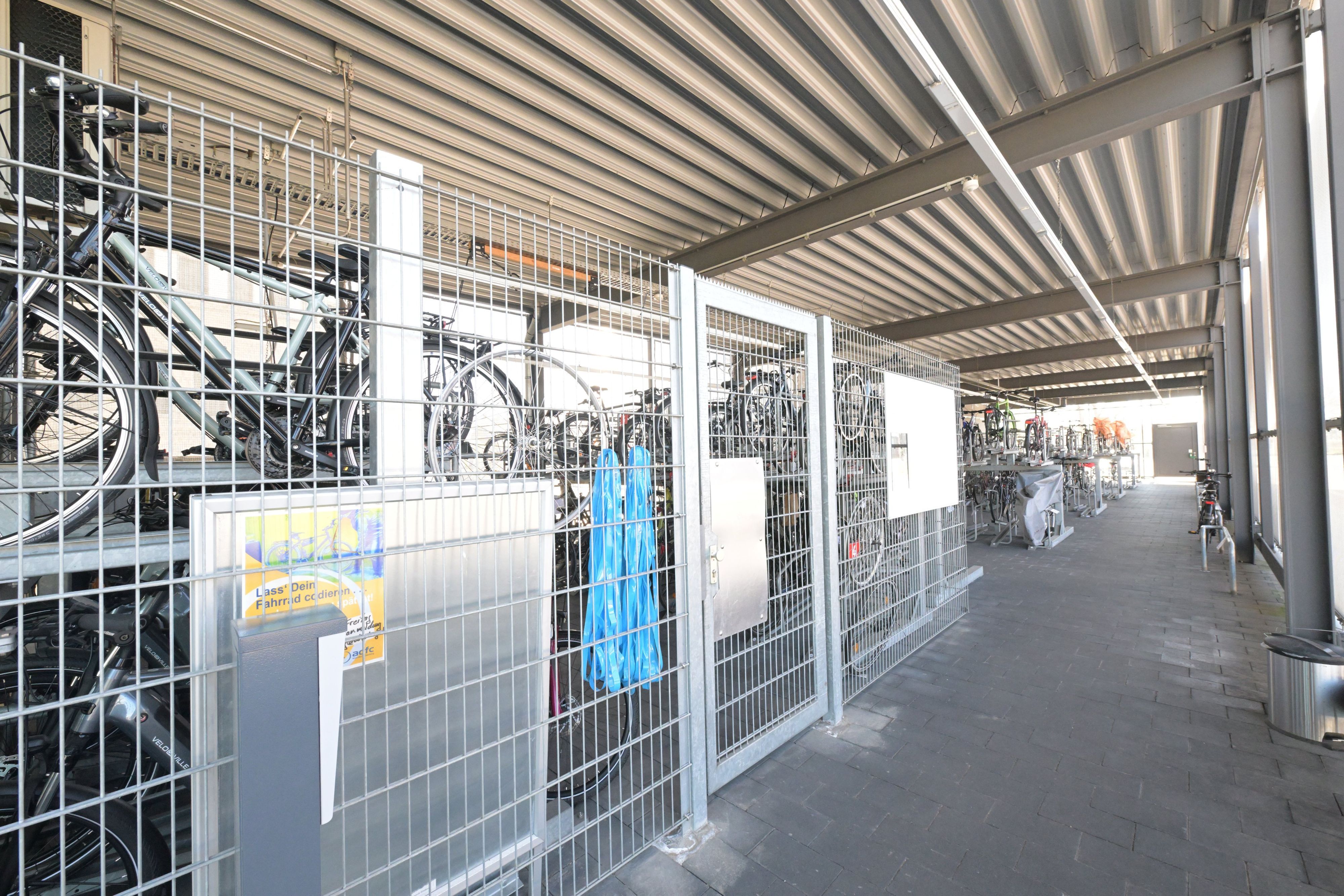 Fahrräder stehen in der Radstation am Bergisch Gladbacher Bahnhof.