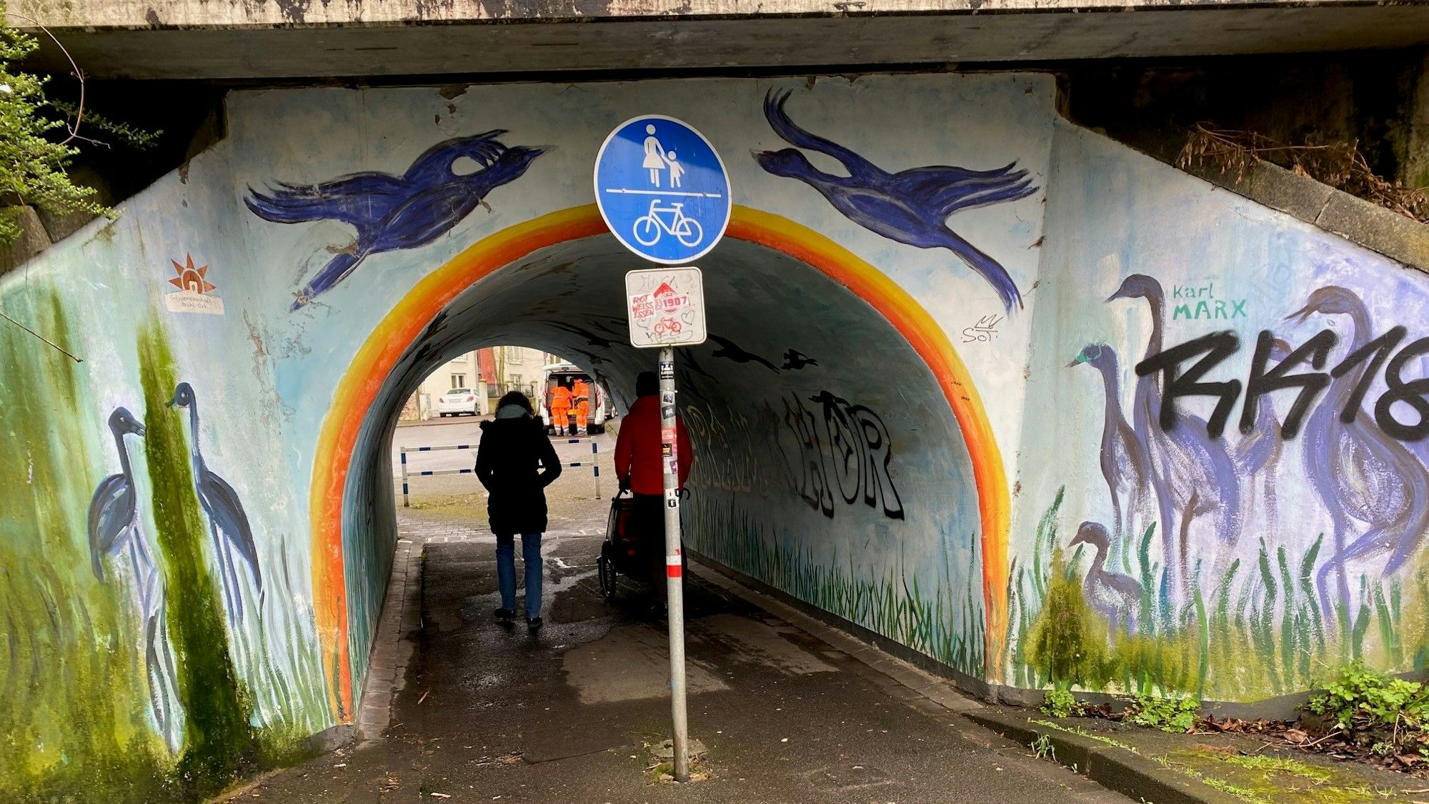 Wandmalereien in und an Tunnel
