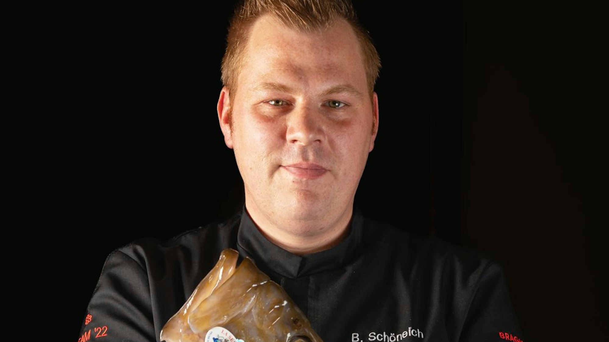 Sternekoch Benjamin Schönreich mit einem Fisch in der Hand