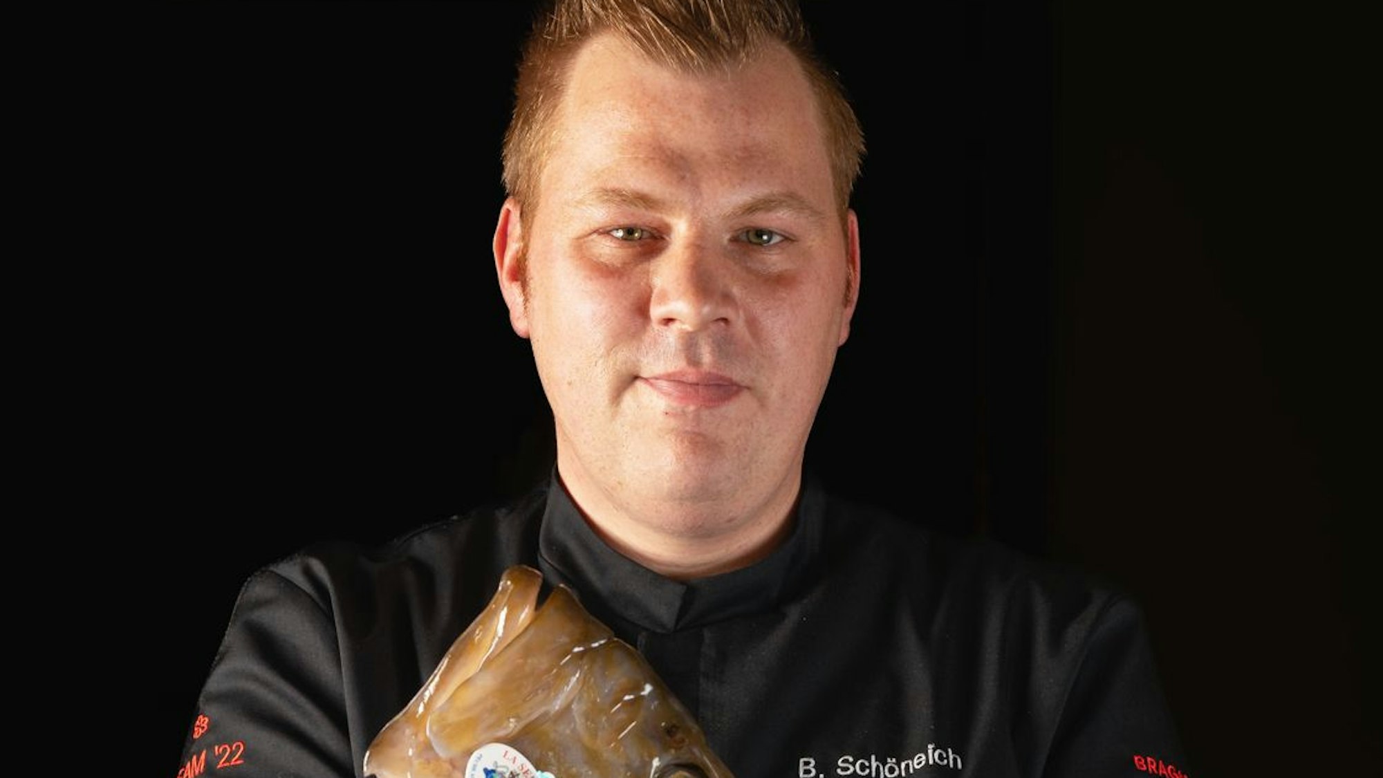 Sternekoch Benjamin Schönreich mit einem Fisch in der Hand