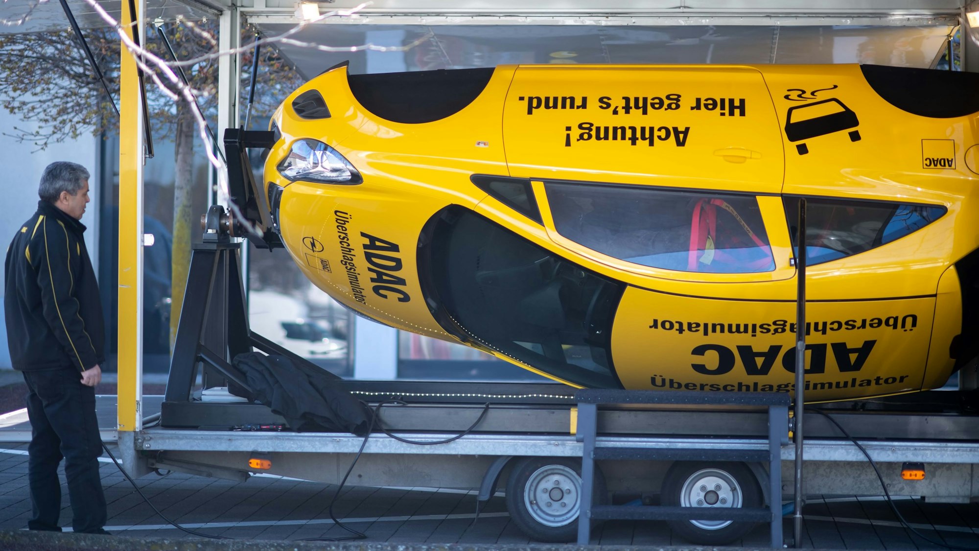In einem Simulator kann ein Überschlag mit dem Auto gefahrlos erlebt werden.