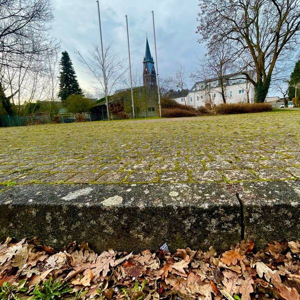 Eine hohe Bordsteinkannte, die leicht zur Stolperfalle werden kann
