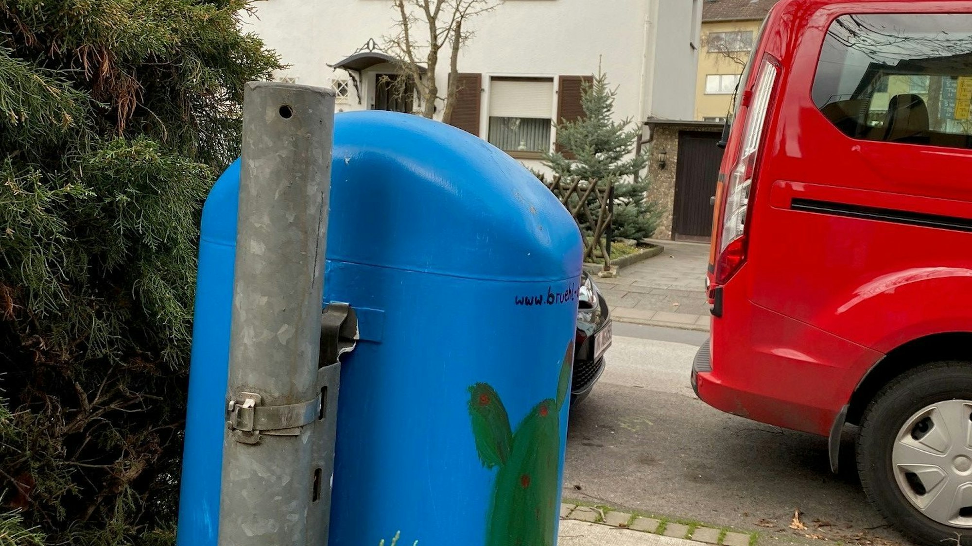 Blauer Mülleimer