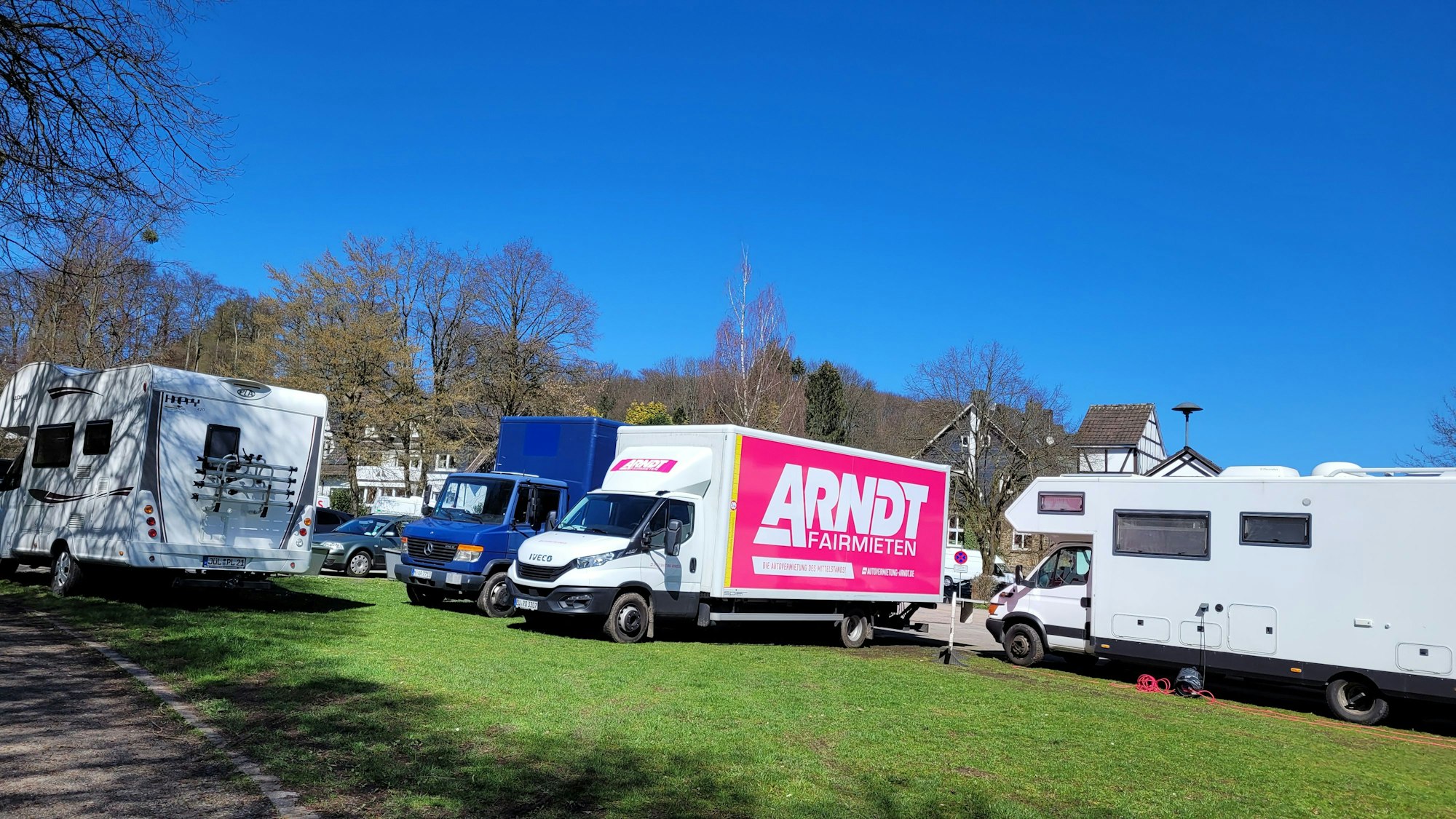 Lastwagen und Wohnmobile stehen in Kürten-Olpe-