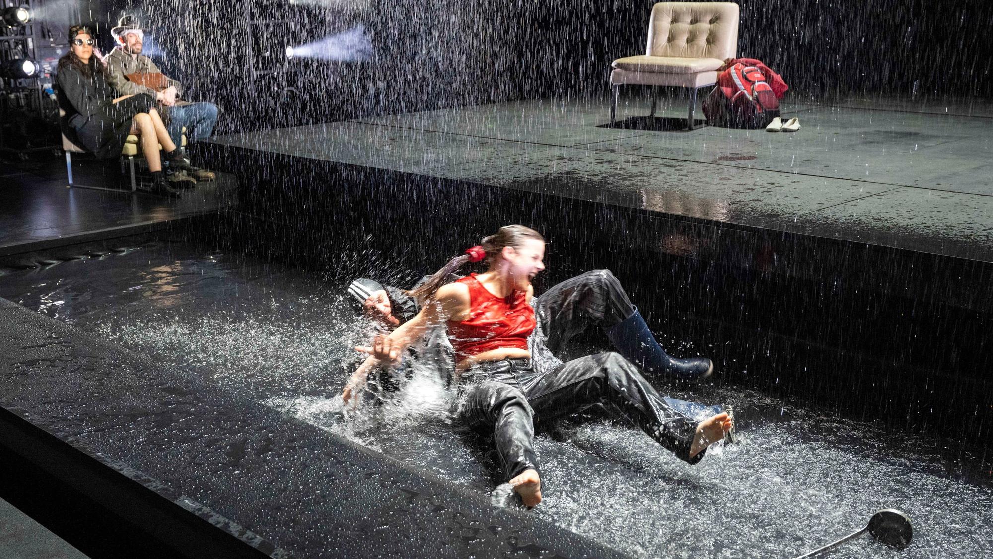 Uraufführung des Stücks „"Blut wie Fluss“ von Fritz Kater am Schauspiel Bonn.