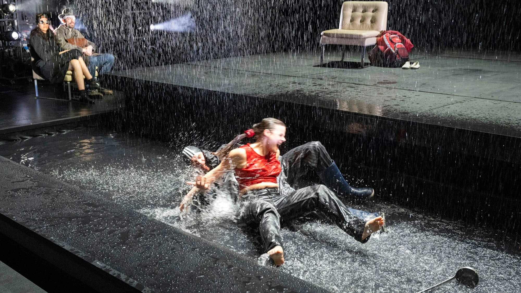 Uraufführung des Stücks „"Blut wie Fluss“ von Fritz Kater am Schauspiel Bonn.