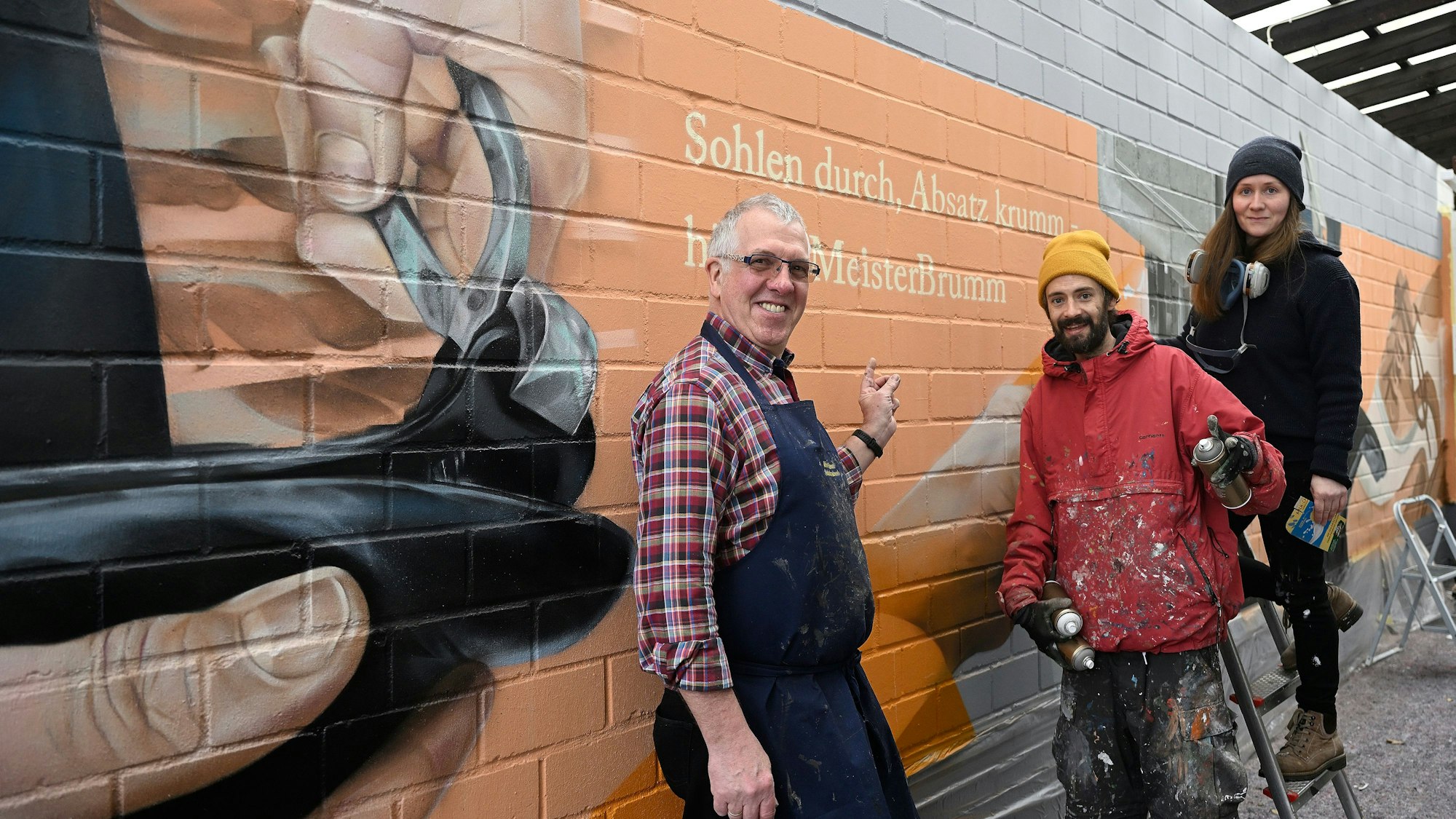 Überlebensgroß sind auf dem Graffito Rolf Brumms (l.) Hände zu sehen. Johannes und Marina Kremer haben das Werk gestaltet. Foto: Luhr
