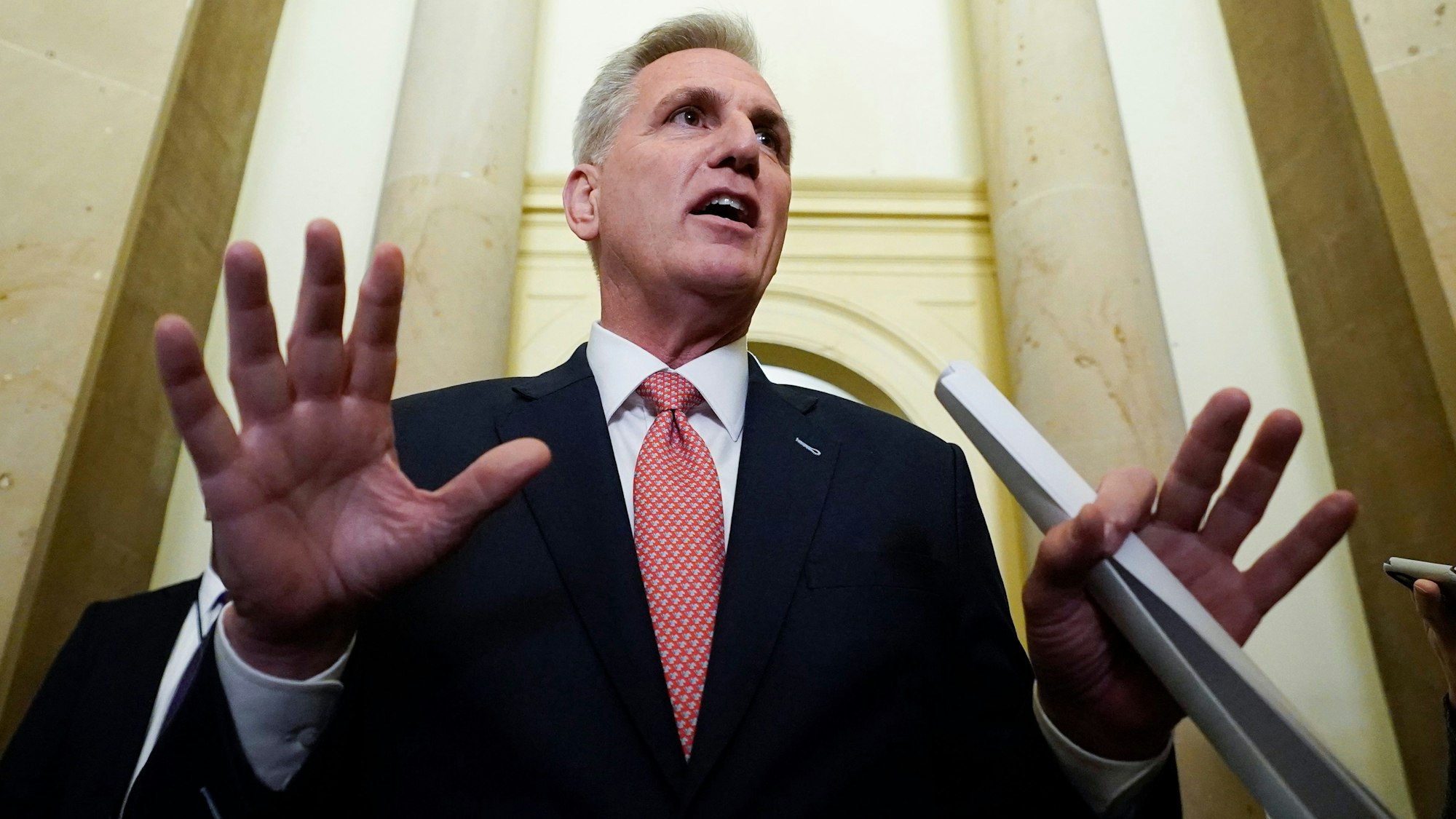 Washington: Kevin McCarthy, Vorsitzender des Repräsentantenhauses, spricht im Kapitol zur Presse. Die Weitergabe von Überwachungsaufnahmen der Kapitol-Attacke und die Aussagen eines Talkmasters des Senders Fox News haben in den USA für Empörung gesorgt.