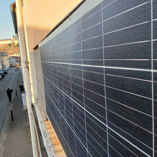 Balkon-Photovoltaikanlage an der Straße Auf der Papagei in Siegburg-Wolsdorf