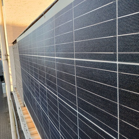 Balkon-Photovoltaikanlage an der Straße Auf der Papagei in Siegburg-Wolsdorf