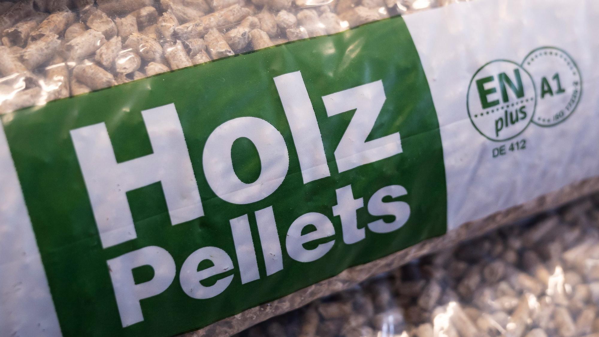 Holzpellets eingepackt in einer Plastikverpackung.