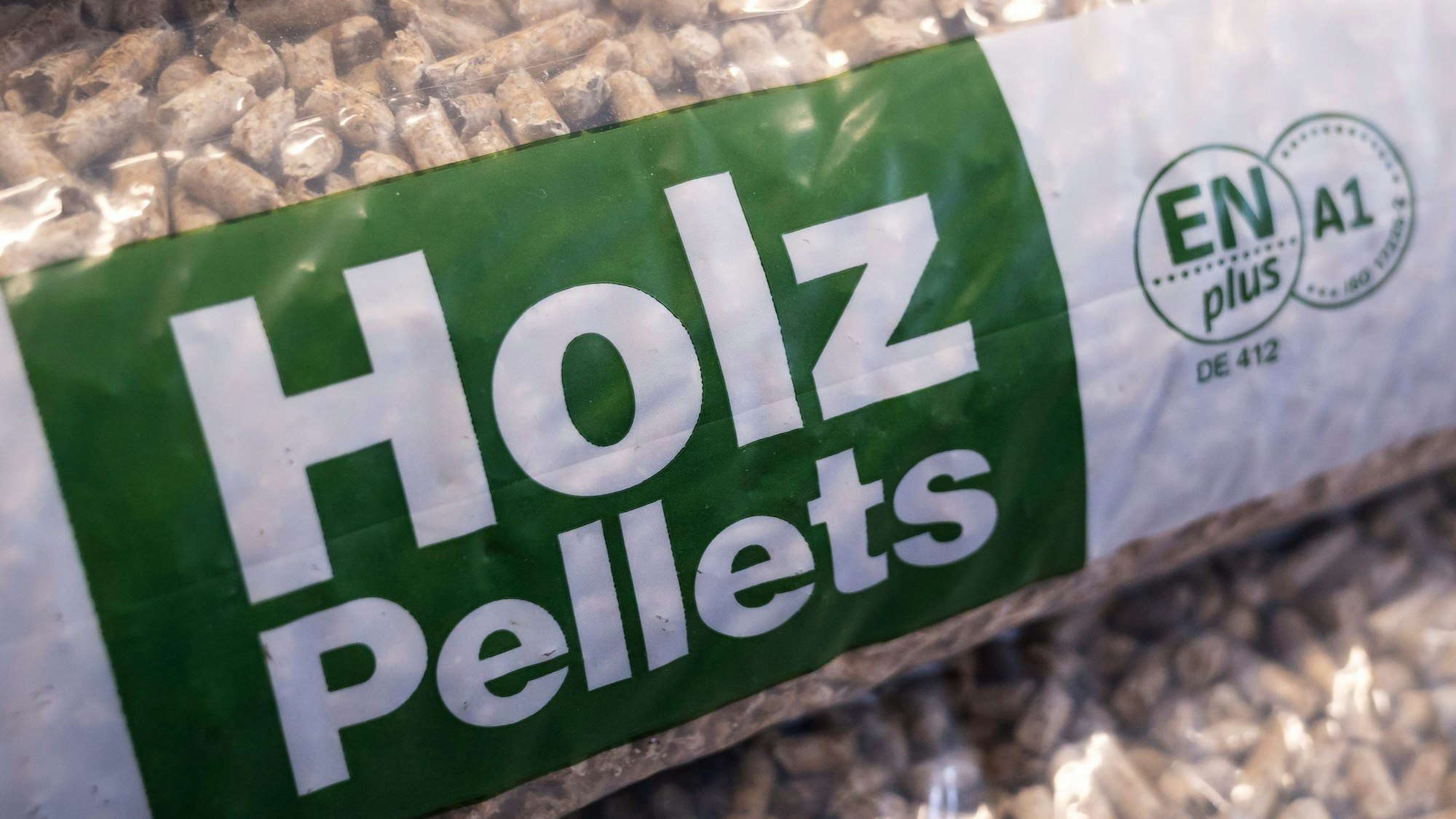 Holzpellets eingepackt in einer Plastikverpackung.