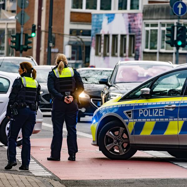 Arbeit für die Kölner Polizei: Beamte überwachen eine Demo