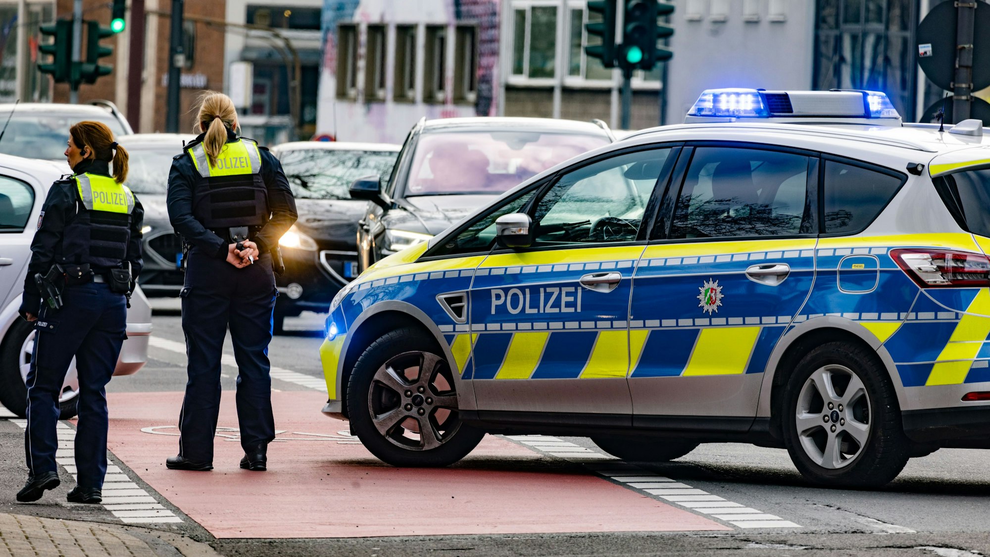 Polizisten im Einsatz bei einer Demo in Köln (Symbolbild)