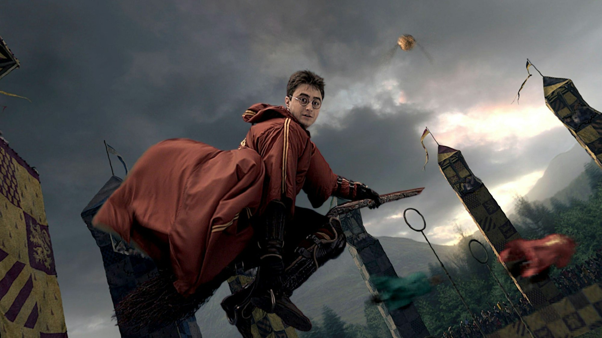 Harry Potter, gespielt von Daniel Radcliffe, auf einem Besen bei einem Quidditch-Spiel.