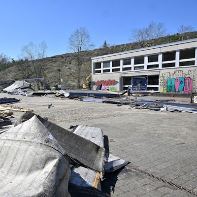 Die Kürtener Sporthalle wird derzeit abgerissen.
