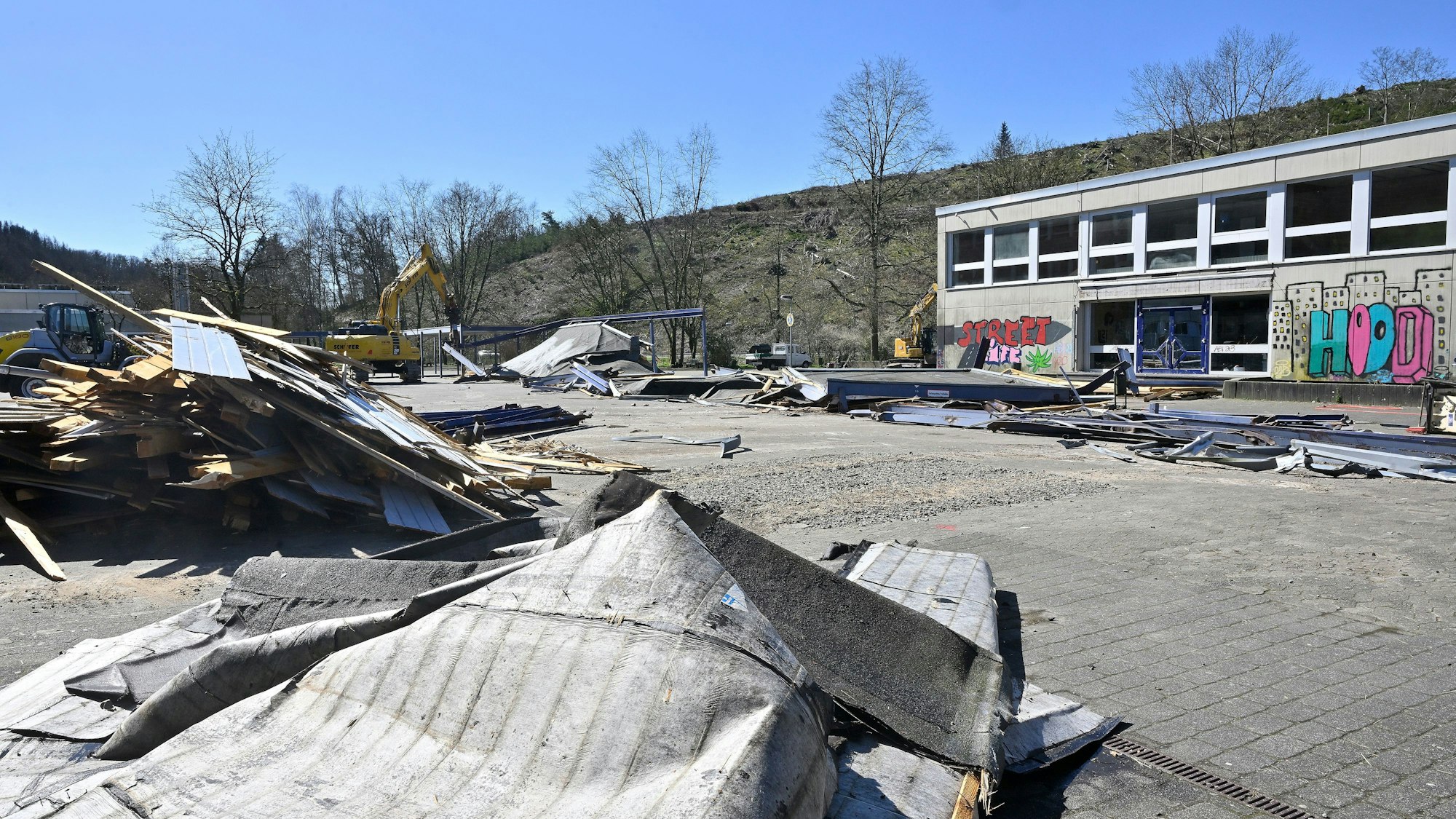 Die Kürtener Sporthalle wird derzeit abgerissen.