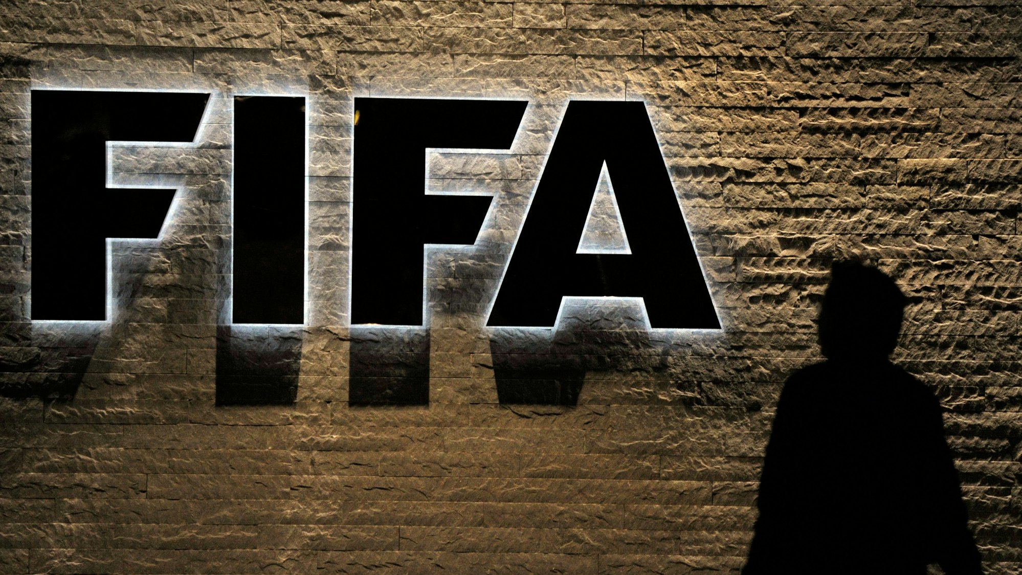 Das Logo des Internationalen Fußballverbandes FIFA ist am Sitz der FIFA zu sehen.